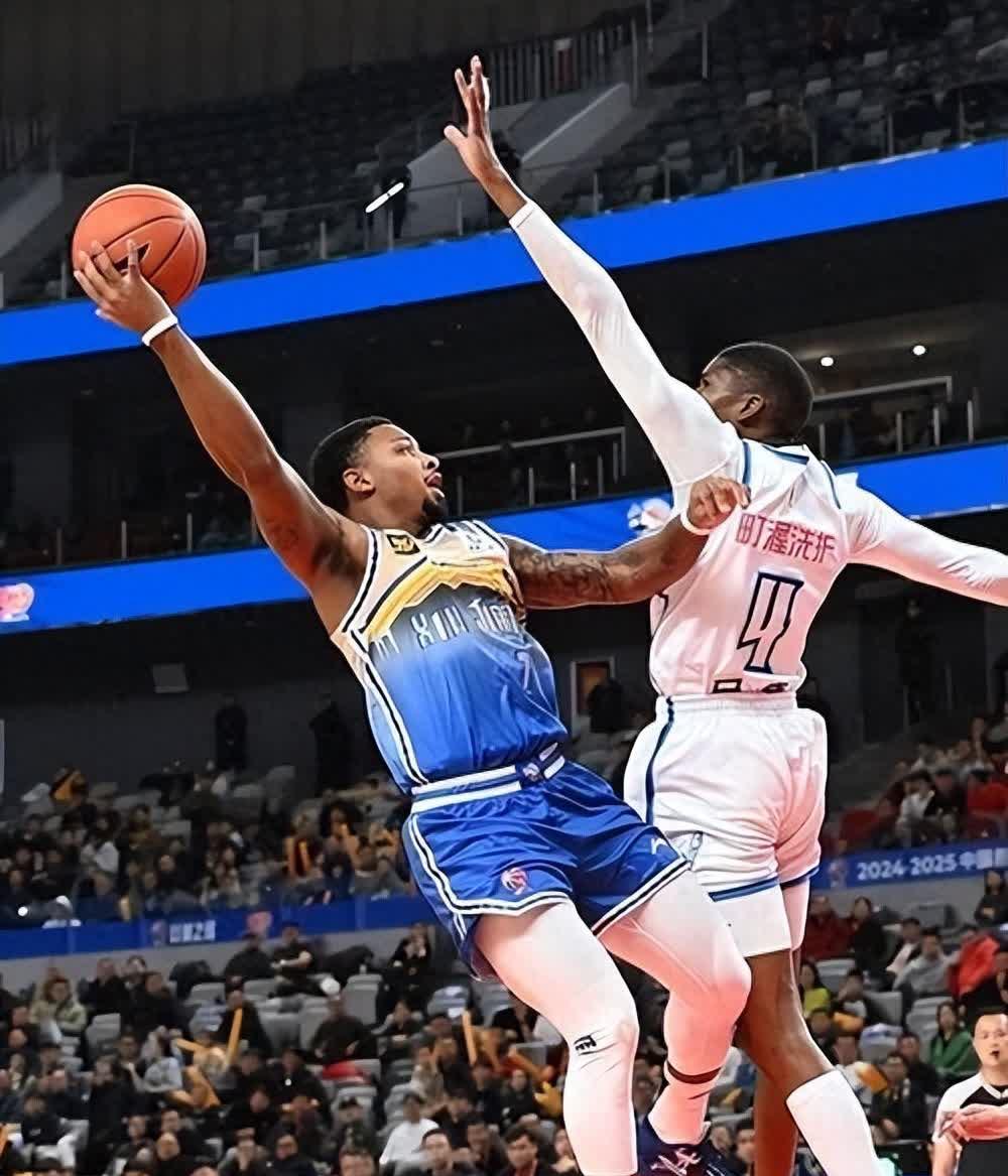 马赛发布备战花絮，今晚单刀错失，NBA季后赛任务艰巨，赛程密集仍需轮换的简单介绍