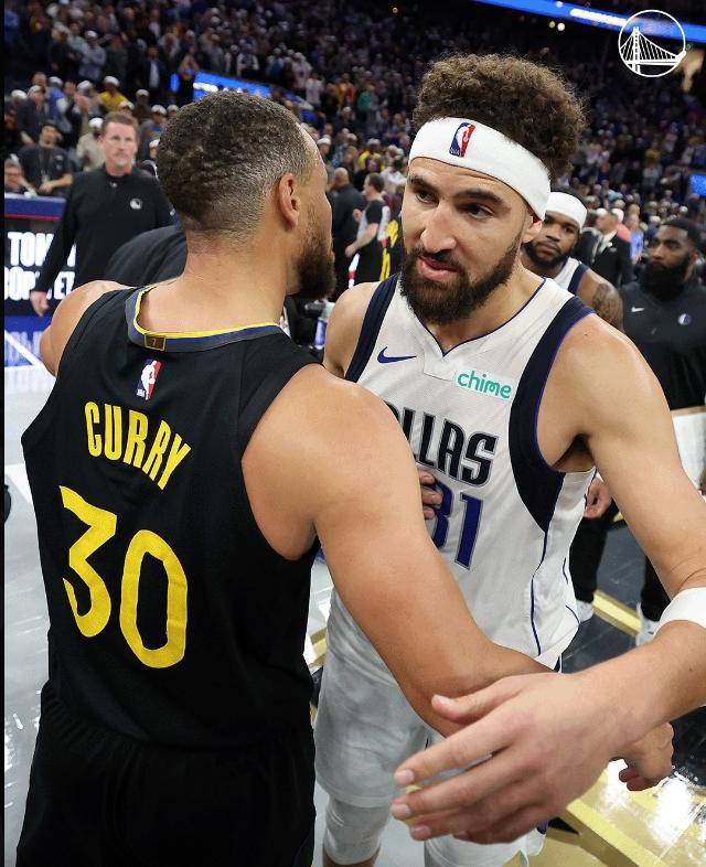 金州勇士训练开放日；赛后主帅复盘引欢呼；NBA季后赛在即；临场指挥获称赞的简单介绍