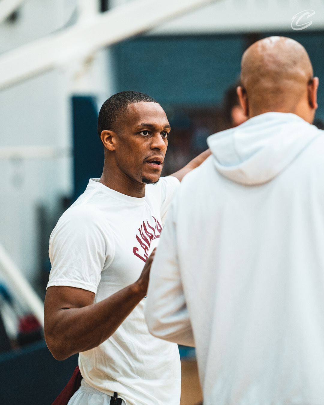 金州勇士训练开放日；赛后主帅复盘引欢呼；NBA季后赛在即；临场指挥获称赞的简单介绍